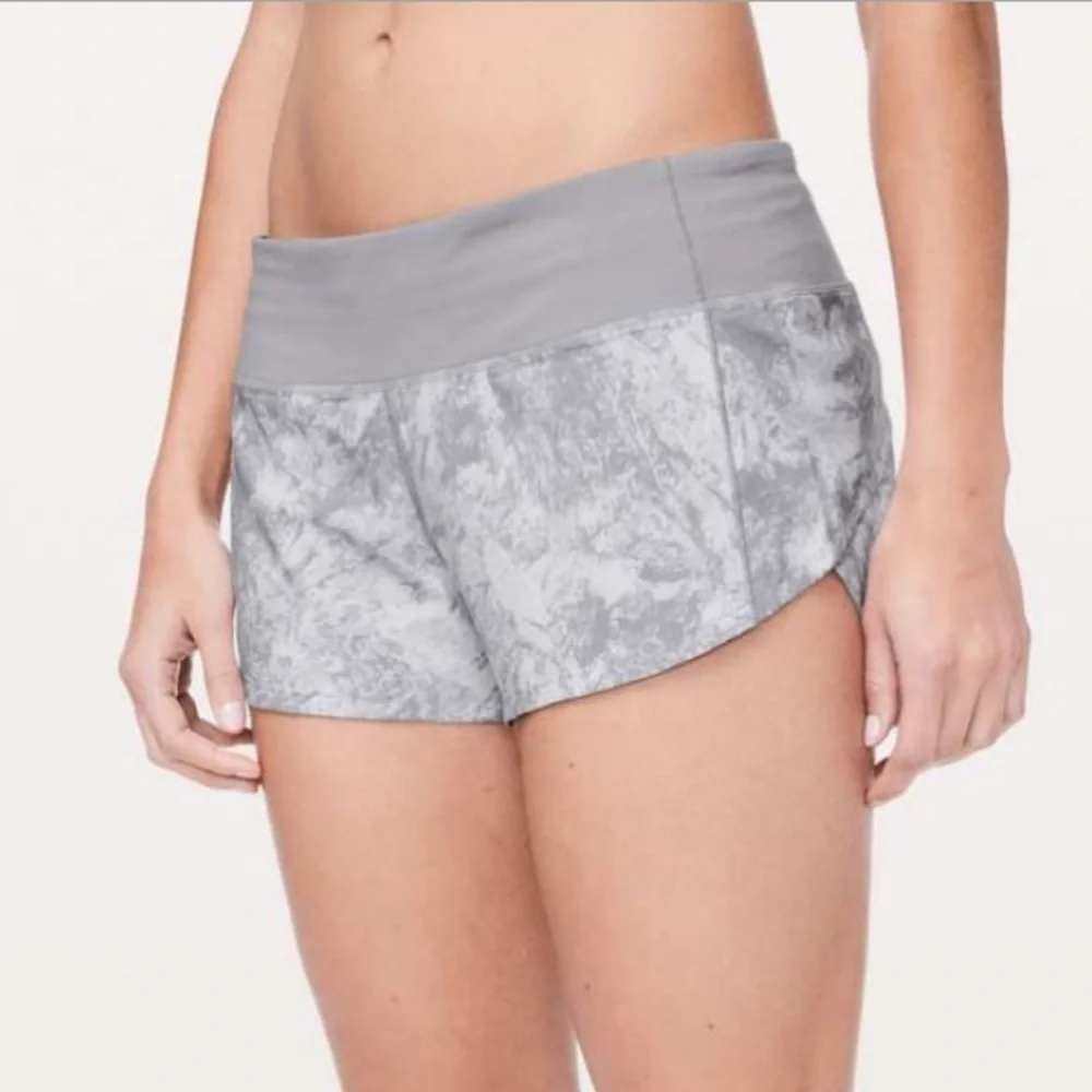 Lululemon Speed Up Low Rise Shorts 2.5 Grey White Abstract Print Size 8